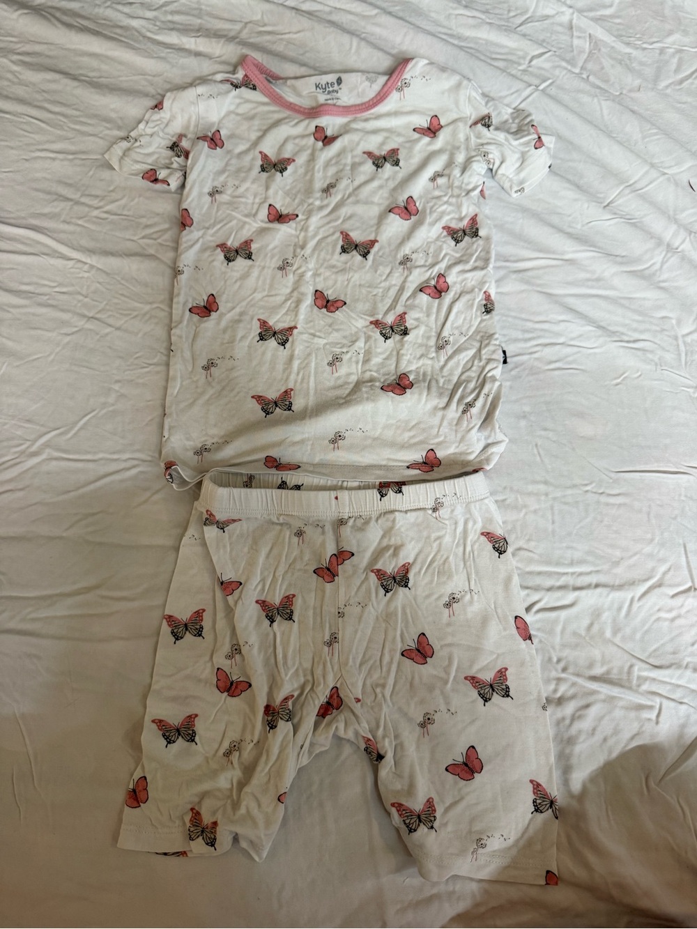 Kyte BABY White Short Sleeve Pajama Set with Pink Butterfly Print